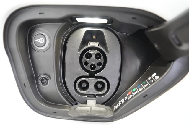 2023 Porsche Taycan — photo 8 of 26