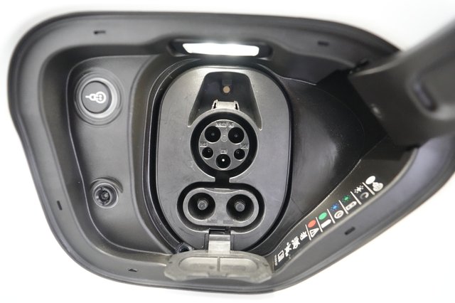 2023 Porsche Taycan — photo 8 of 26