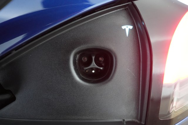 2025 Tesla Model S — photo 8 of 24