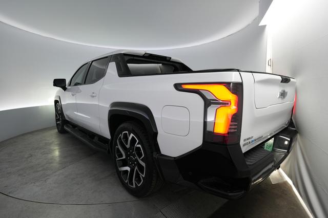 2024 Chevrolet Silverado EV — photo 2 of 15