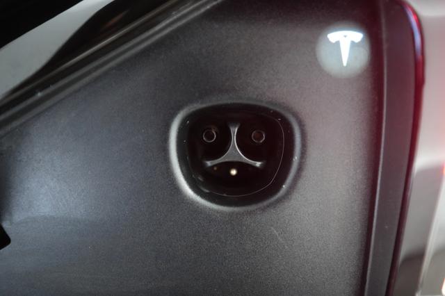 2024 Tesla Model X — photo 8 of 23