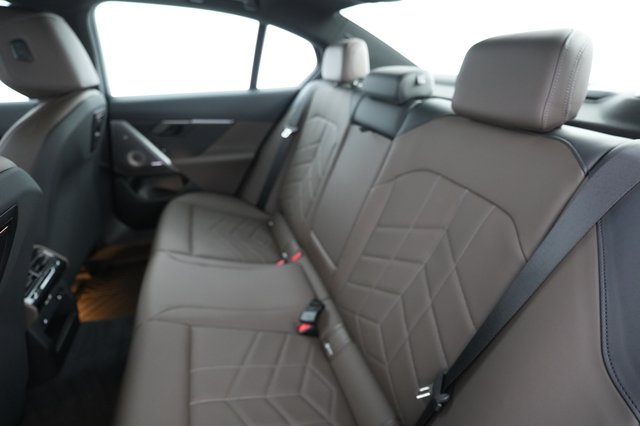 2024 BMW i5 — photo 19 of 23