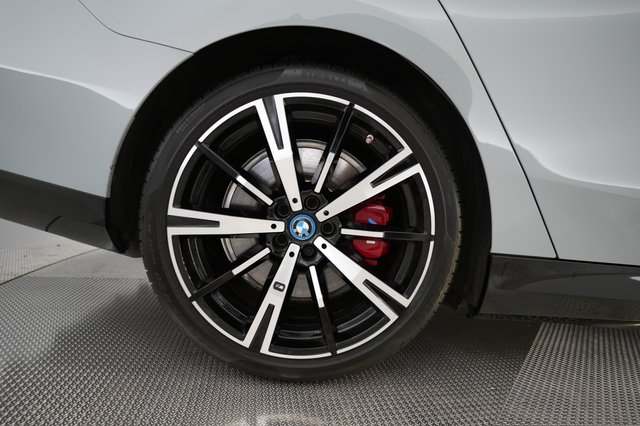 2024 BMW i5 — photo 17 of 23