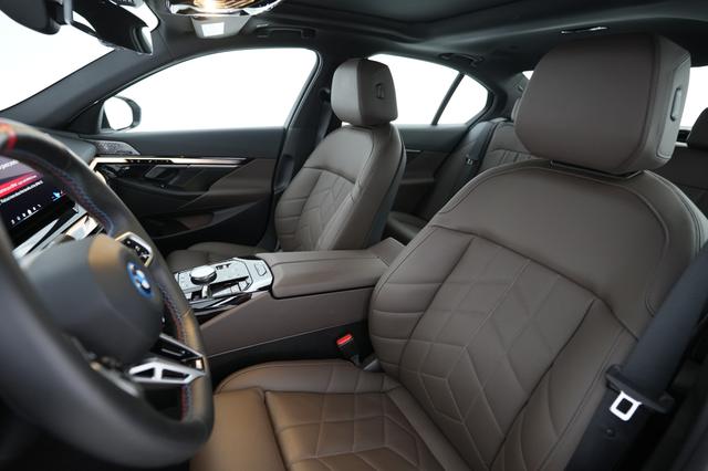 2024 BMW i5 — photo 3 of 23