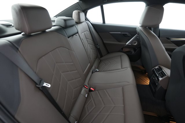 2024 BMW i5 — photo 4 of 23