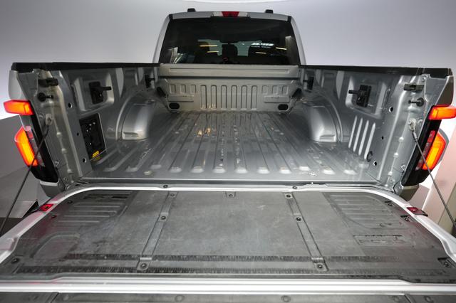 2023 Ford F-150 Lightning — photo 6 of 17