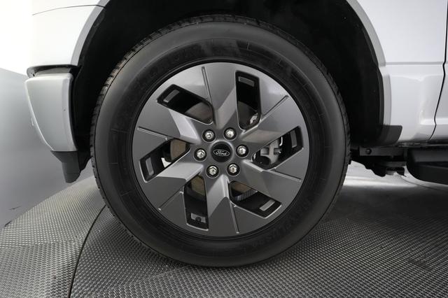 2023 Ford F-150 Lightning — photo 9 of 17