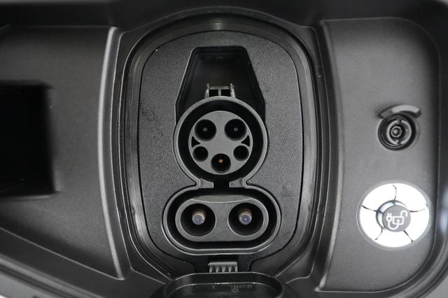 2023 Ford F-150 Lightning — photo 8 of 17