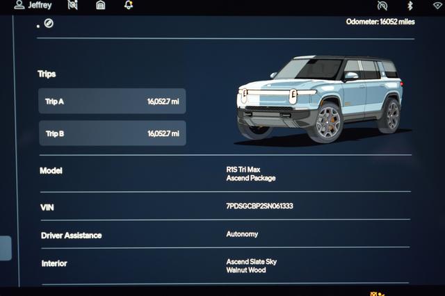 2025 Rivian R1S — photo 5 of 27