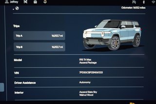 2025 Rivian R1S — photo 5 of 30