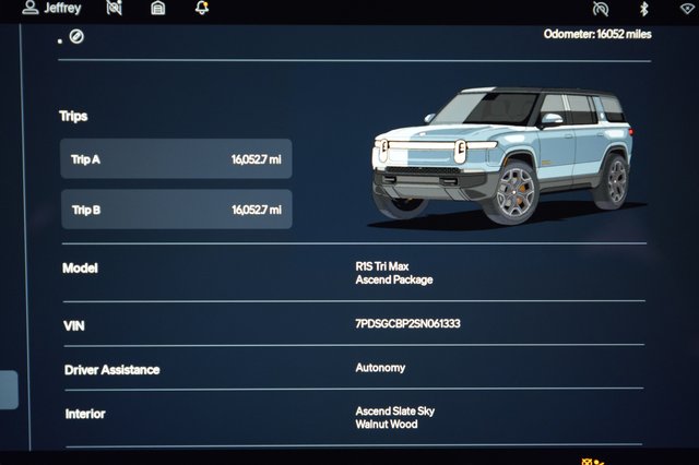 2025 Rivian R1S — photo 5 of 27