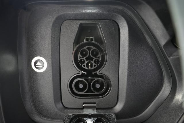 2025 Rivian R1S — photo 8 of 27