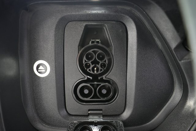 2025 Rivian R1S — photo 8 of 27