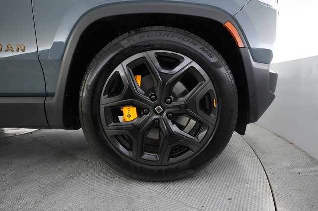 2025 Rivian R1S — photo 16 of 27