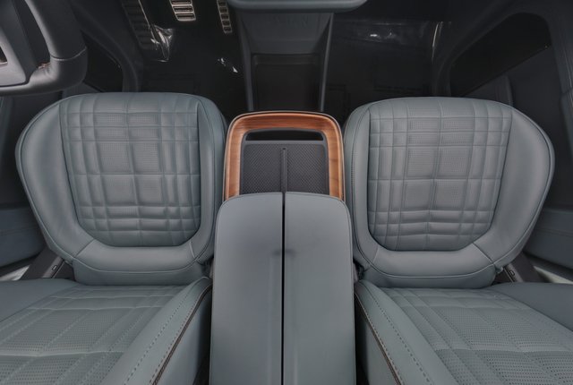 2025 Rivian R1S — photo 24 of 27