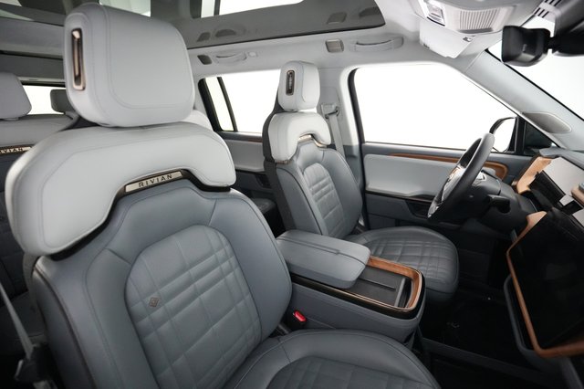 2025 Rivian R1S — photo 18 of 27