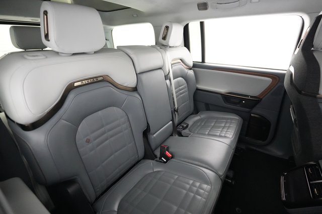 2025 Rivian R1S — photo 4 of 27
