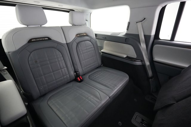 2025 Rivian R1S — photo 21 of 27