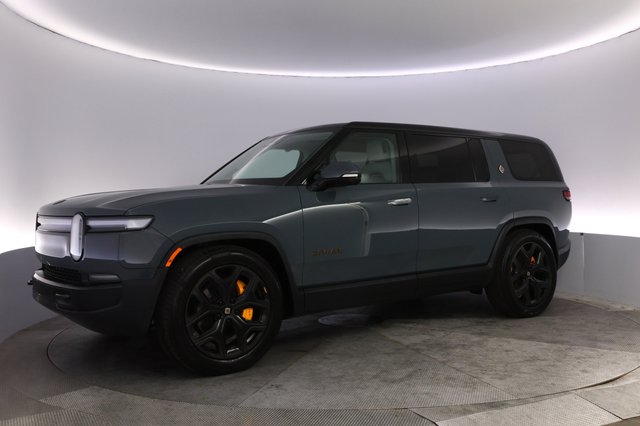 2025 Rivian R1S — photo 14 of 27