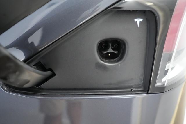 2022 Tesla Model X — photo 8 of 29