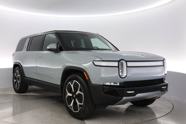 2024 Rivian R1S — photo 10 of 25