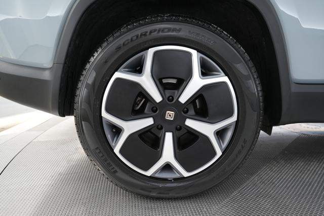2024 Rivian R1S — photo 7 of 25