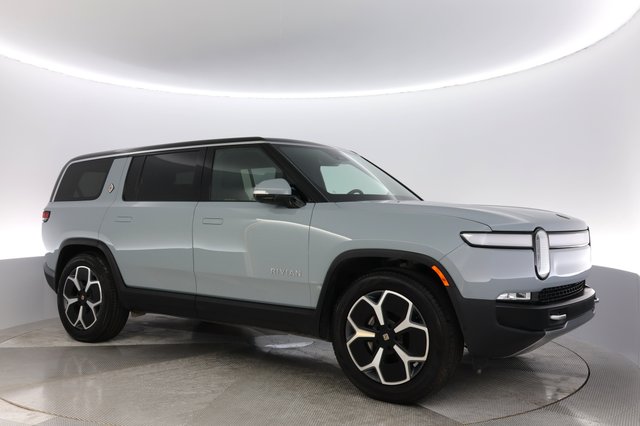 2024 Rivian R1S — photo 11 of 25