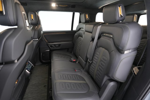 2024 Rivian R1S — photo 19 of 25