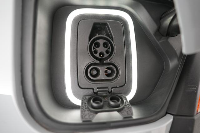 2024 Rivian R1S — photo 8 of 25
