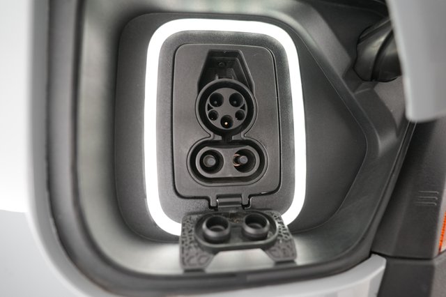 2024 Rivian R1S — photo 8 of 25