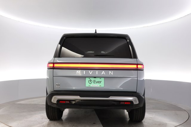 2024 Rivian R1S — photo 12 of 25