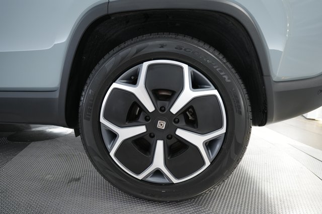 2024 Rivian R1S — photo 17 of 25