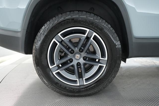2025 Rivian R1S — photo 7 of 26