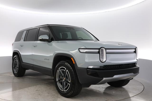 2025 Rivian R1S — photo 10 of 26