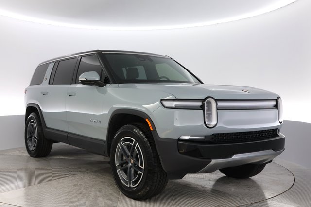 2025 Rivian R1S — photo 10 of 26