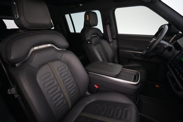 2025 Rivian R1S — photo 18 of 26