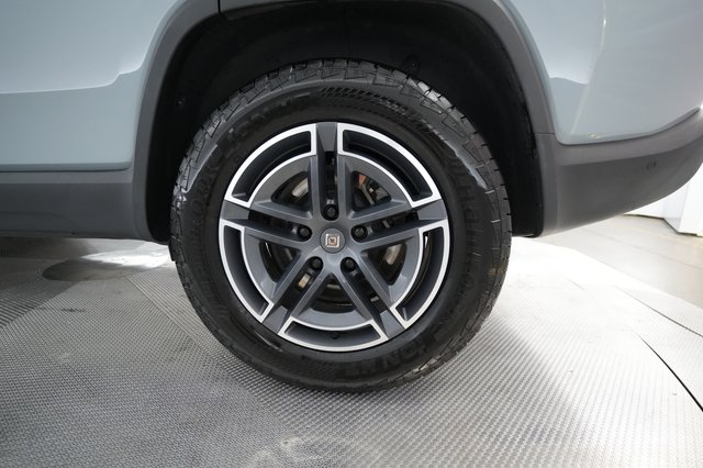2025 Rivian R1S — photo 17 of 26