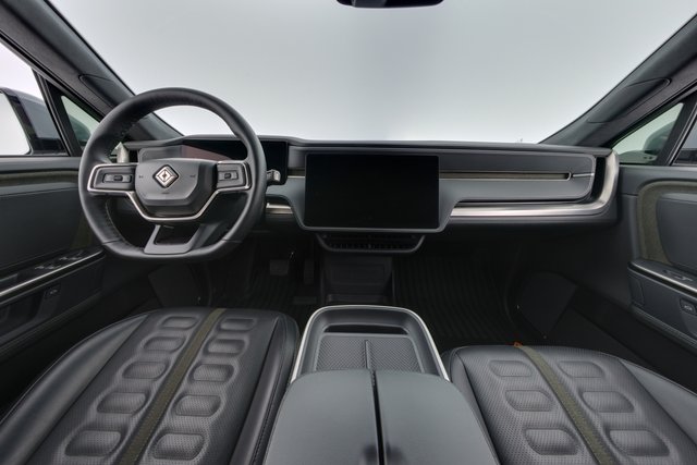 2025 Rivian R1S — photo 23 of 26