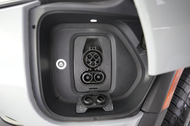 2025 Rivian R1S — photo 8 of 26