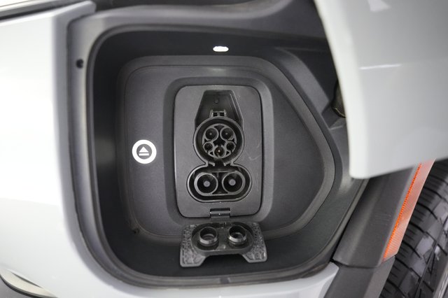 2025 Rivian R1S — photo 8 of 26