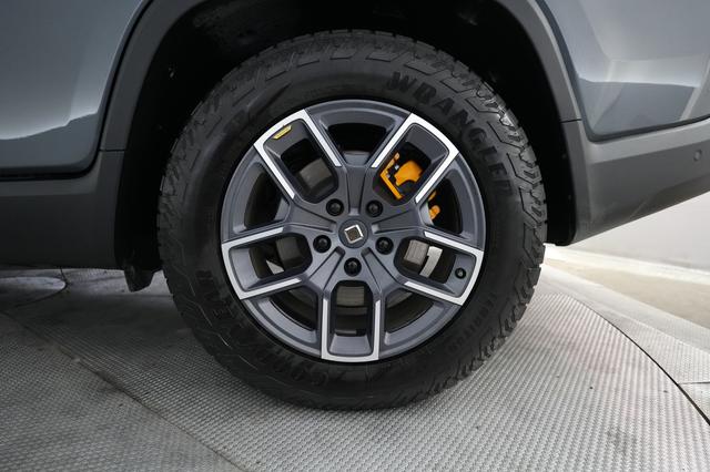 2022 Rivian R1T — photo 7 of 25