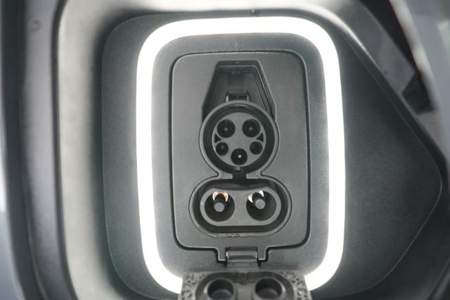2022 Rivian R1T — photo 8 of 25