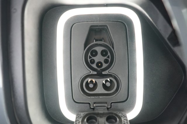 2022 Rivian R1T — photo 8 of 25