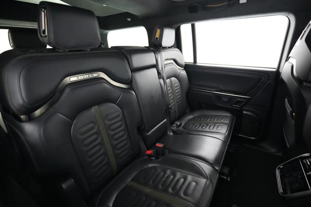 2024 Rivian R1S — photo 4 of 24