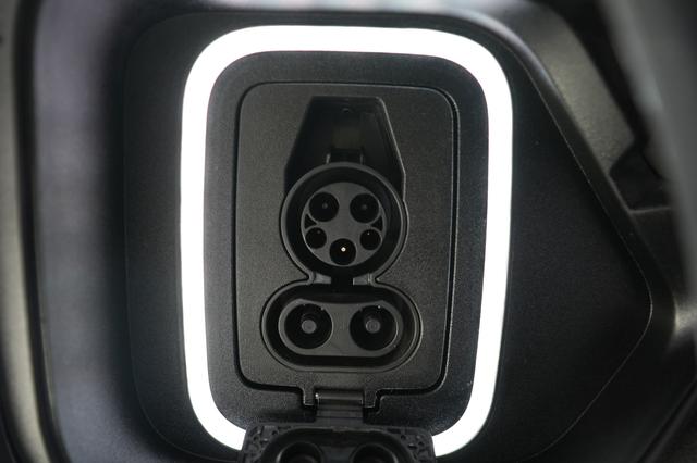2024 Rivian R1S — photo 8 of 24