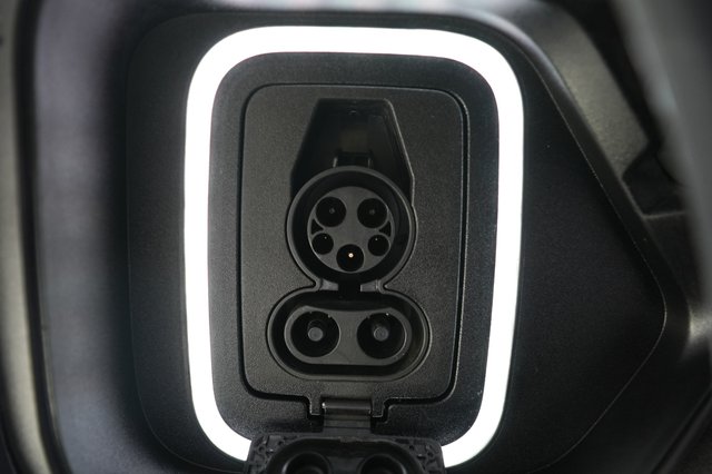 2024 Rivian R1S — photo 8 of 24