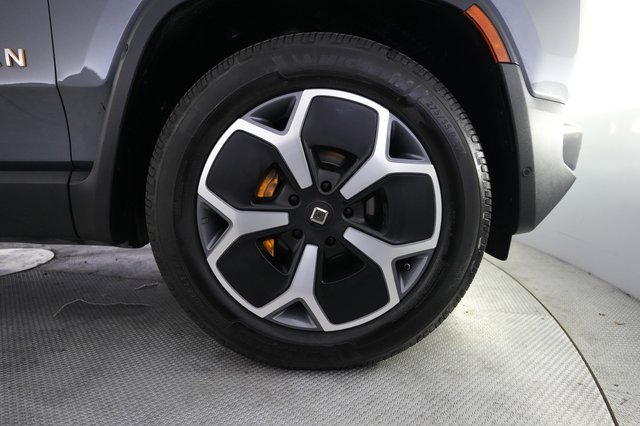 2024 Rivian R1S — photo 16 of 24