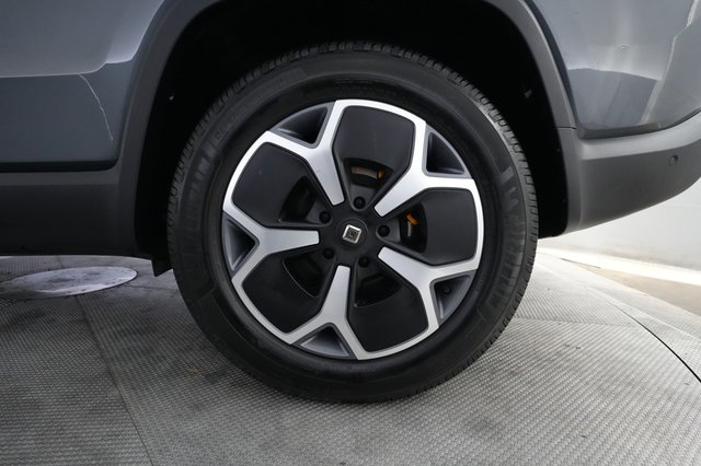 2024 Rivian R1S — photo 7 of 24