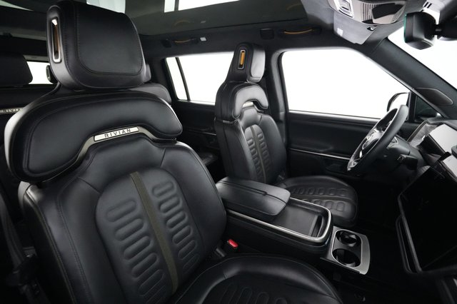2024 Rivian R1S — photo 18 of 24