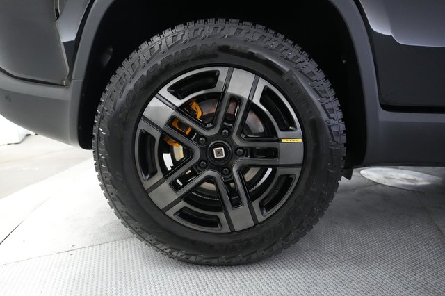2023 Rivian R1S — photo 17 of 25
